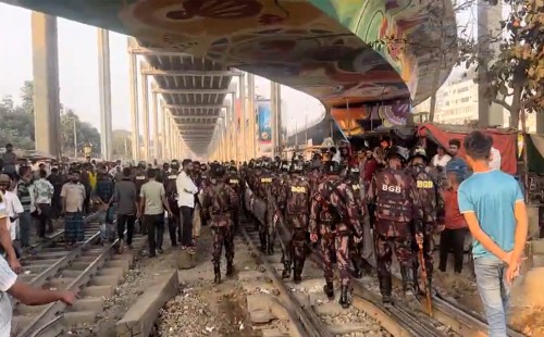তিতুমীর কলেজকে বিশ্ববিদ্যালয়ে রূপান্তরের দাবিতে সড়ক ও রেলপথ অবরোধ, উত্তেজনা