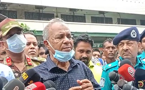 রায়েরবাজারে শহীদদের কবর উন্নয়নে নিম্নমানের ইট, ঠিকাদারকে বাদ দিলেন স্বরাষ্ট্র উপদেষ্টা