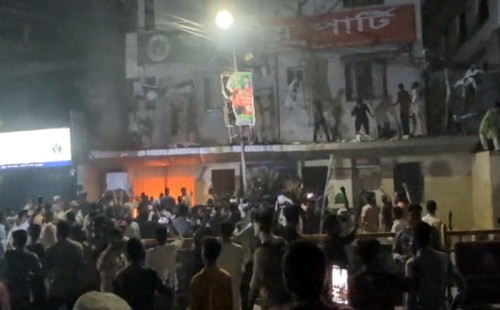 জাতীয় পার্টির কাকরাইল কার্যালয়ে ফের হামলা ও অগ্নিসংযোগ, উত্তেজনায় রাজধানী