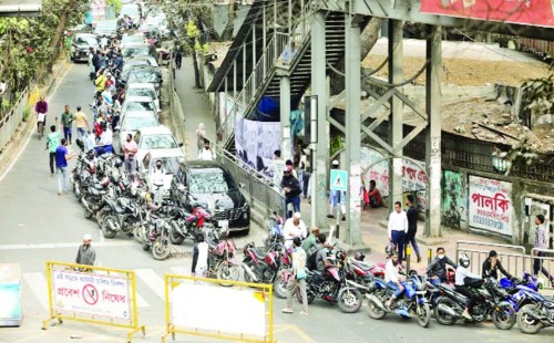 জ্বালানি সংকটে ঈদযাত্রা ও পণ্য পরিবহণ হুমকির মুখে