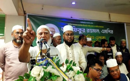 চট্টগ্রামে হাঁটু পানিতে নেমে ত্রাণ দিলেন ডা. শফিকুর রহমান; পাচারকারীরা জাতির দুশমন