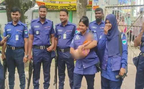 পরীক্ষার হলে মা, বাইরে শিশুর পাহারায় পুলিশ কনস্টেবল শিল্পী: সাতক্ষীরায় মানবিকতার উজ্জ্বল দৃষ্টান্ত
